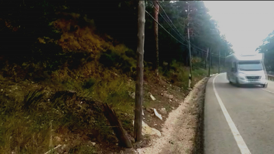 Peligro en Navacerrada con postes de la luz carcomidos a pie de la carretera