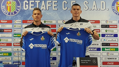 Los nuevos fichajes del Getafe, Harper y Carnero, ya posan con la camiseta azulona