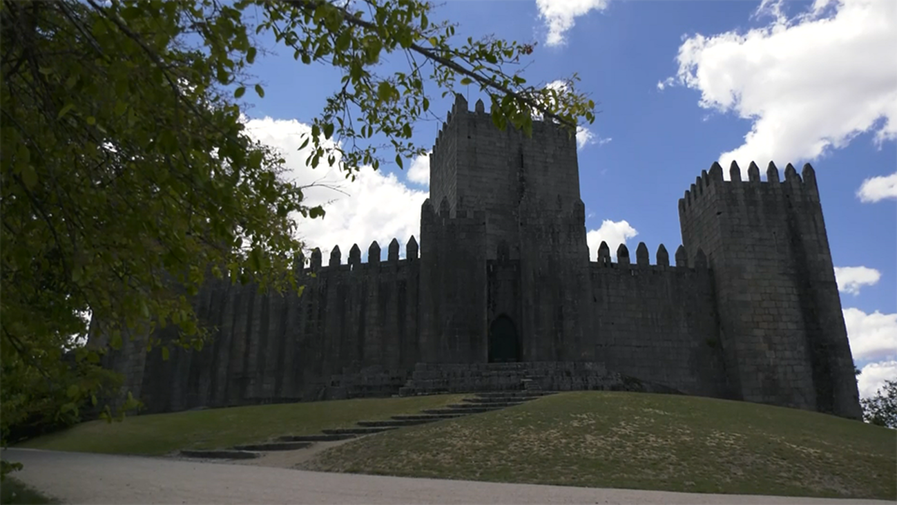El Castillo de Guimaraes, una de las Siete Maravillas de Portugal