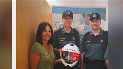 Empresarios de Conil donan cascos a la Guardia Civil para que patrullen el municipio