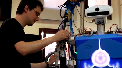 Teo, un robot humanoide capaz de planchar, pintar y hablar en lenguaje de signos