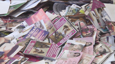 Vecinos de Usera se organizan para retirar los anuncios de prostitución de los coches