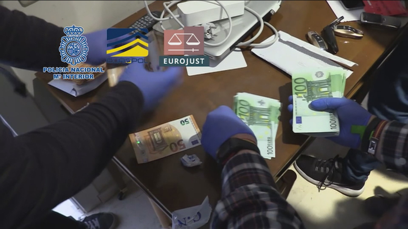 Operación en Europa contra "los viejos proxenetas de Internet"