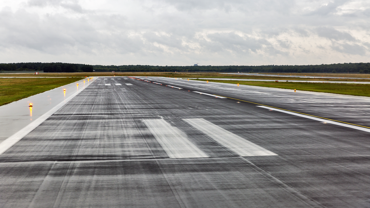 Barajas utiliza una técnica sostenible de limpieza en sus pistas pionera en Europa
