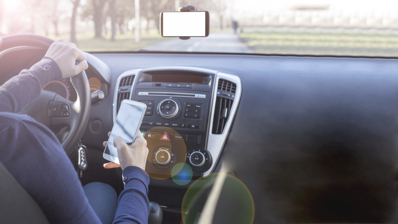 Chatear al volante, una imprudencia en alza que te puede costar caro