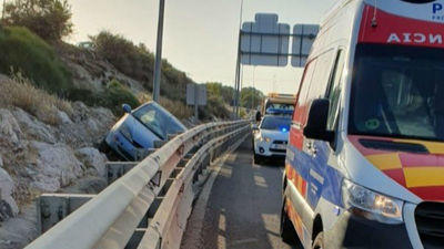 Dos heridos leves en un peculiar accidente de tráfico en Pinto