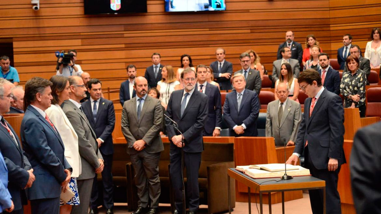 Fernández Mañueco toma posesión como presidente de la Junta de Castilla y León