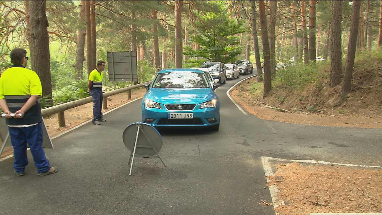 Gigantestos atascos en los accesos a las piscinas naturales de Cercedilla