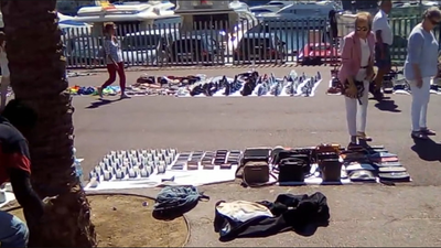 Comerciantes de Barcelona denuncian que los manteros les provocan pérdidas millonarias