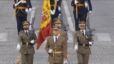 Las tropas españolas desfilan en París con motivo del Día de la Fiesta Nacional francesa