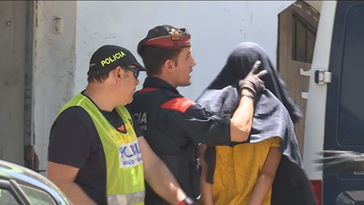 Los Mossos recaban pruebas en el piso de Manresa donde presuntamente violaron a una menor