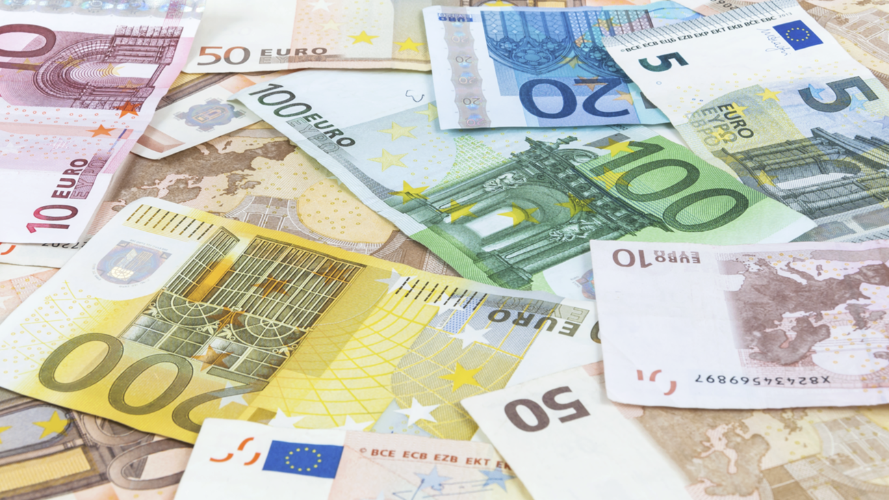 Los salarios de los  jóvenes con menos formación caen a niveles de finales de los 90