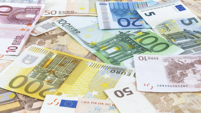 Los salarios de los  jóvenes con menos formación caen a niveles de finales de los 90