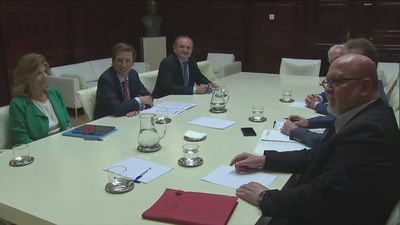 Martínez Almeida recibe a  sindicatos y empresarios madrileños