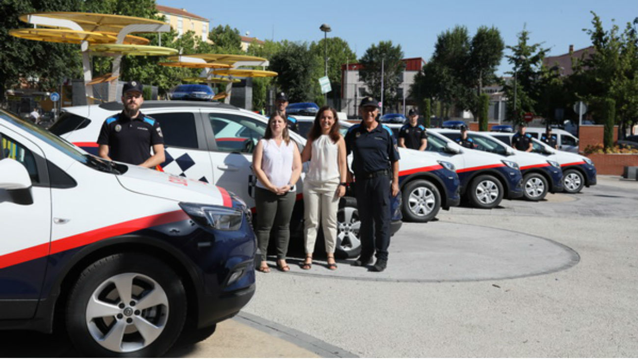 Sara Hernández junto a la Policía Local
