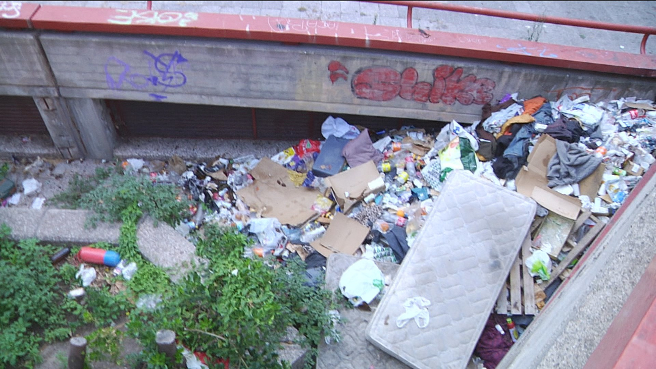 Un estercolero en los bajos de Azca, el hogar de dos  jóvenes