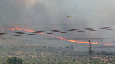 Un incendio arrasa la sierra alicantina