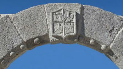 El arco de la plaza de España de Navalagamella recupera su esplendor