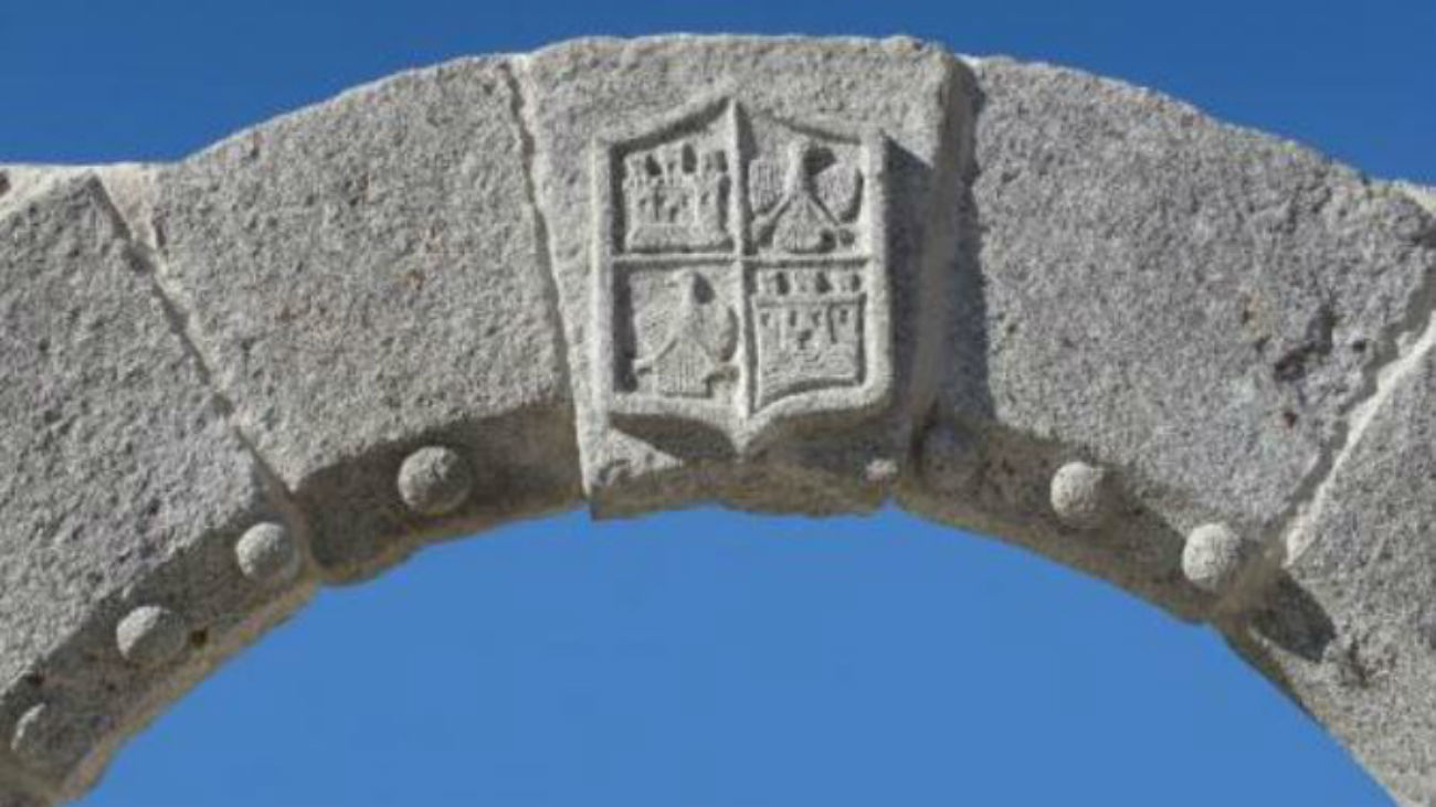 El arco de la plaza de España de Navalagamella recupera su esplendor
