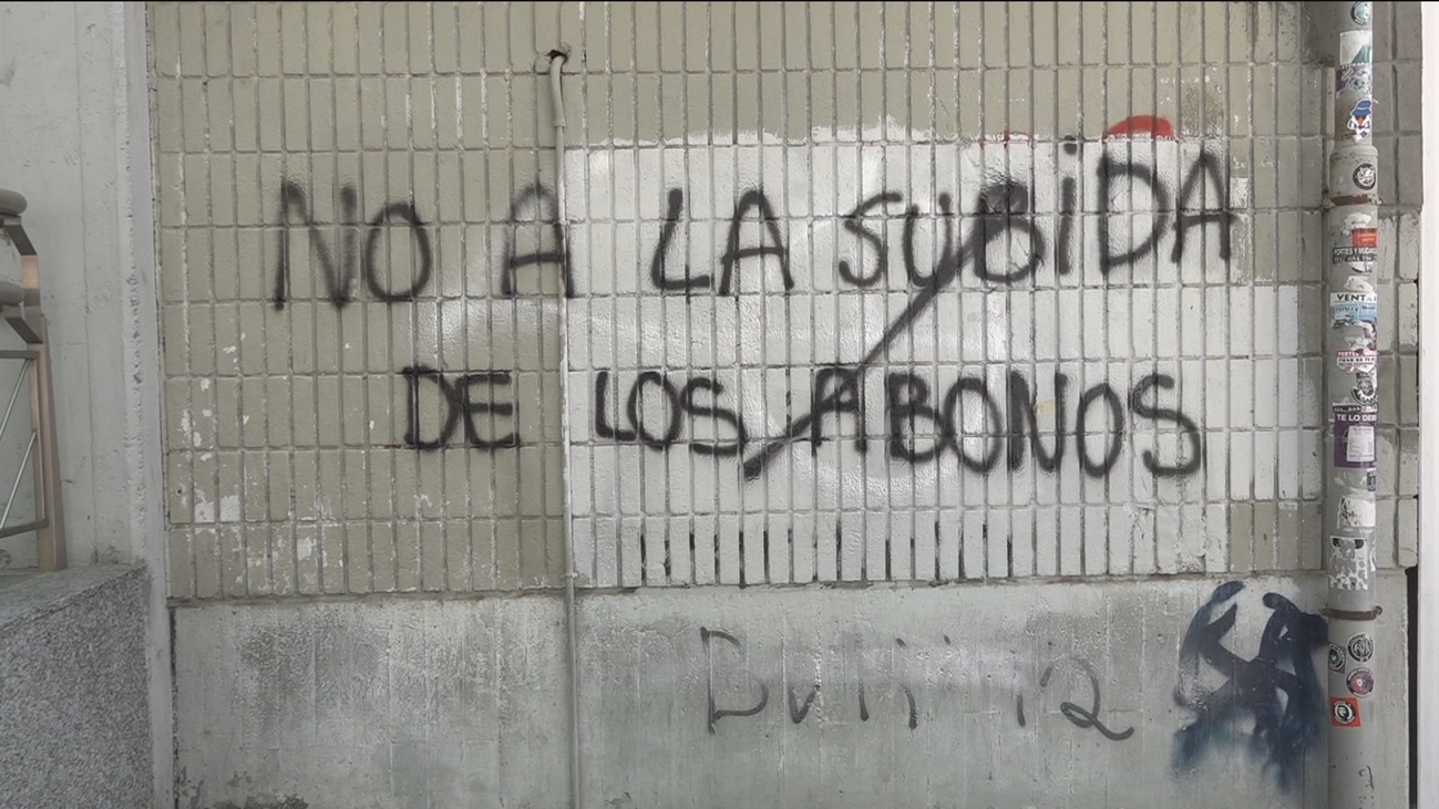 Los socios del Rayo Vallecano, indignados por la subida de los abonos