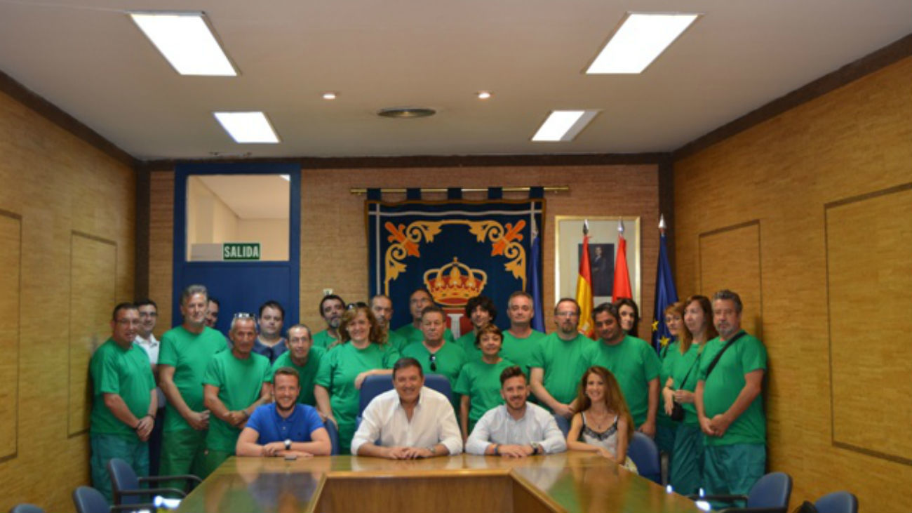 El alcalde de Humanes José Antonio Sánchez con los desempleados contratados