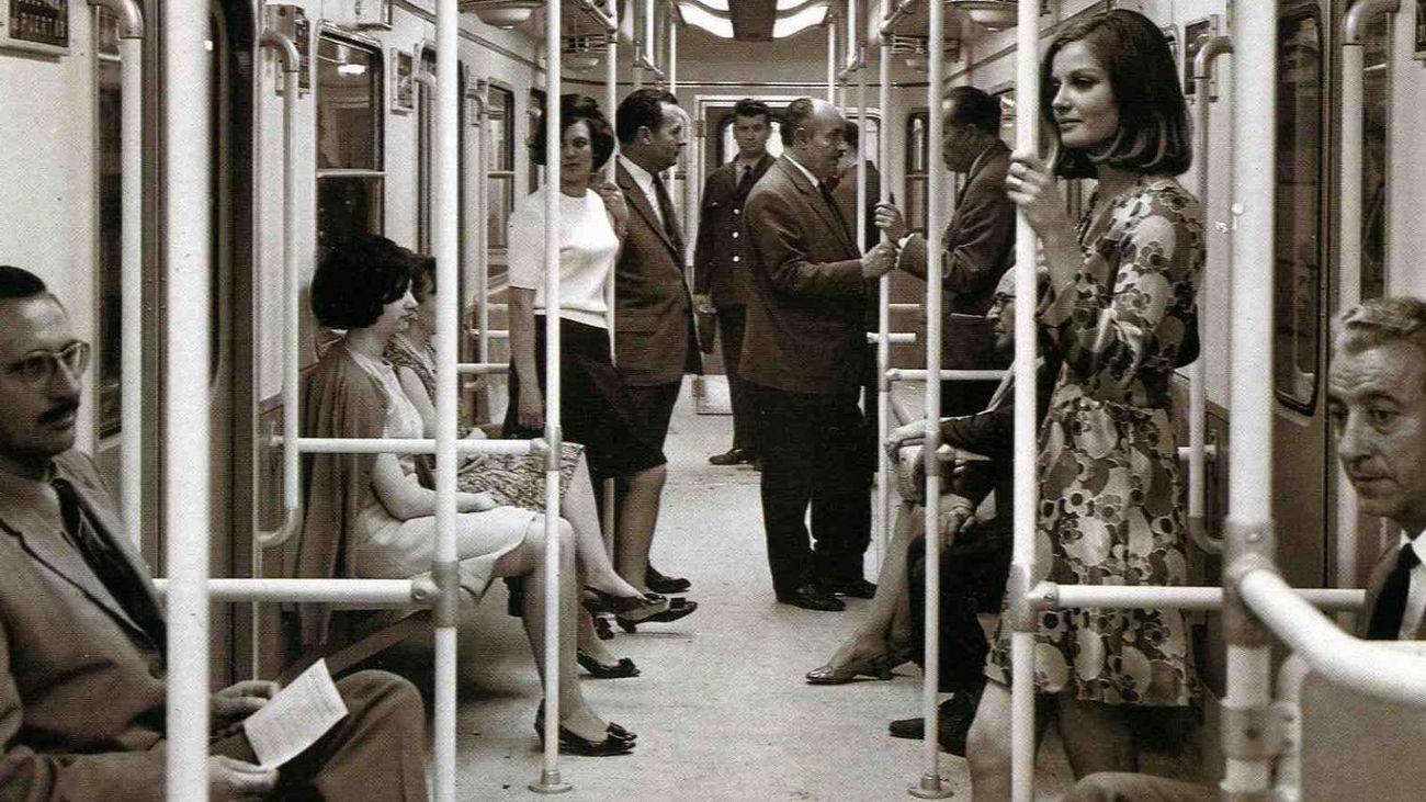 Viajeros durante los primeros años de Metro