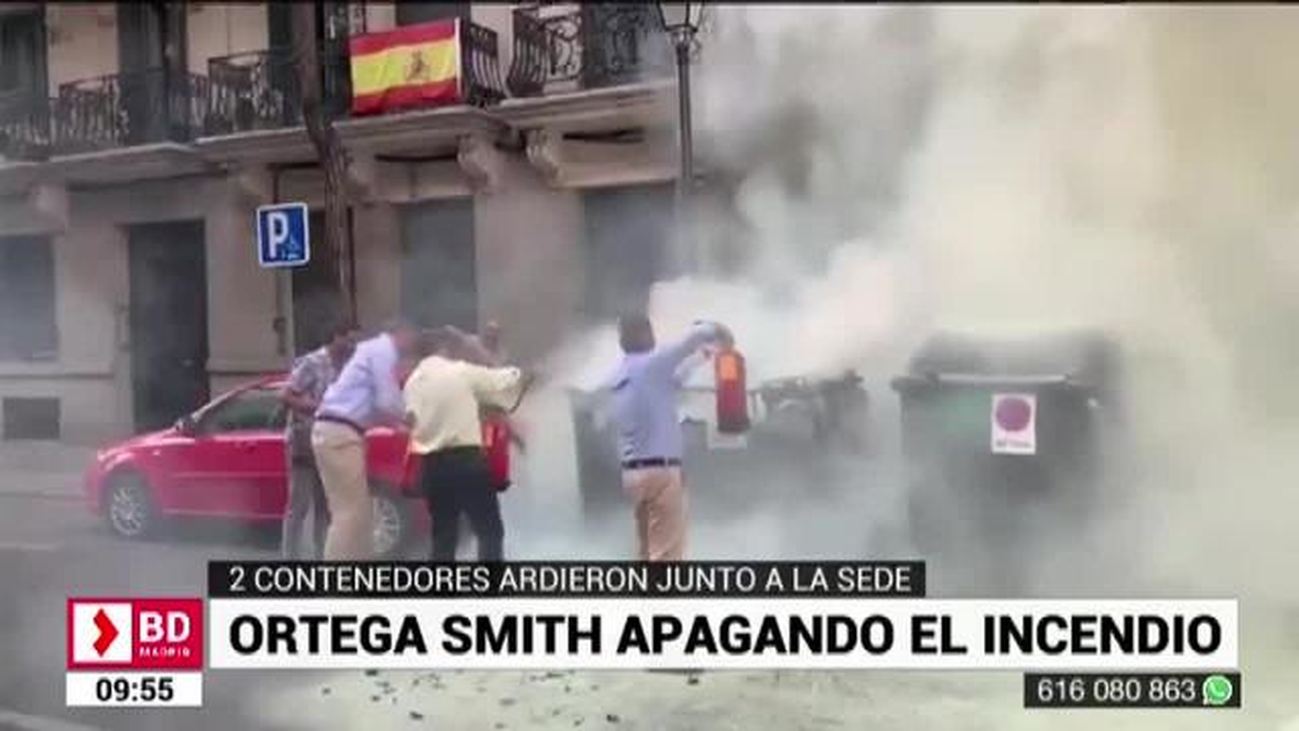Javier Ortega Smith, bombero por un día para apagar un fuego en unos contenedores
