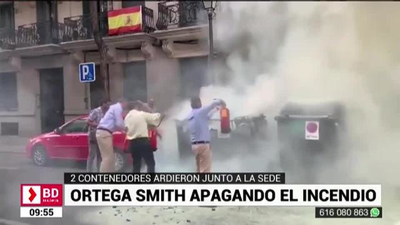 Javier Ortega Smith, bombero por un día para apagar un fuego en unos contenedores
