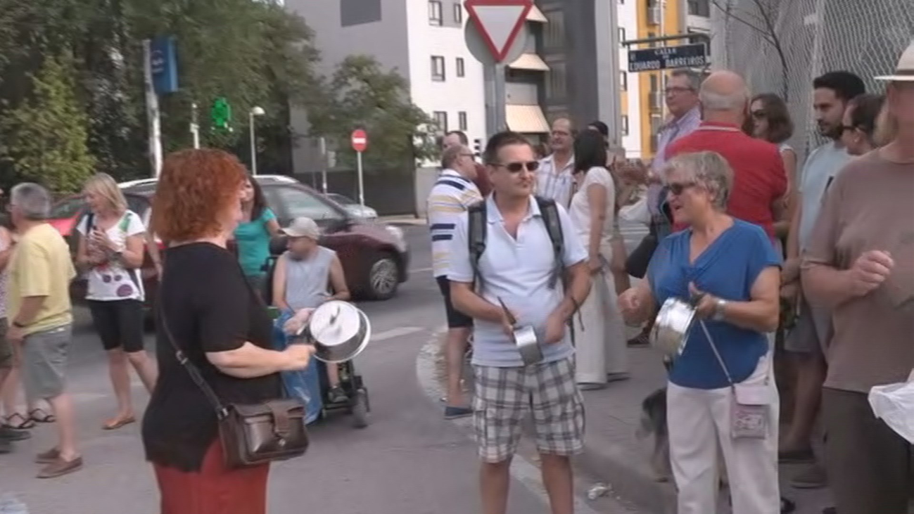 Cacerolada por la instalación de  planta logística de Villaverde