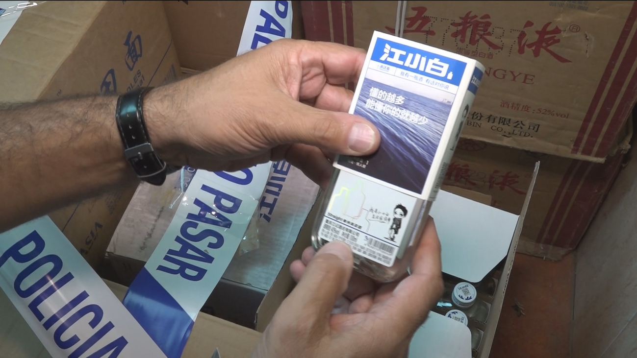 La policía inmoviliza más de 2.000 botellas de alcohol ilegal en Usera