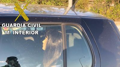 Intenta colarse en el carril Bus Vao de la A-6 con un maniquí en el asiento trasero