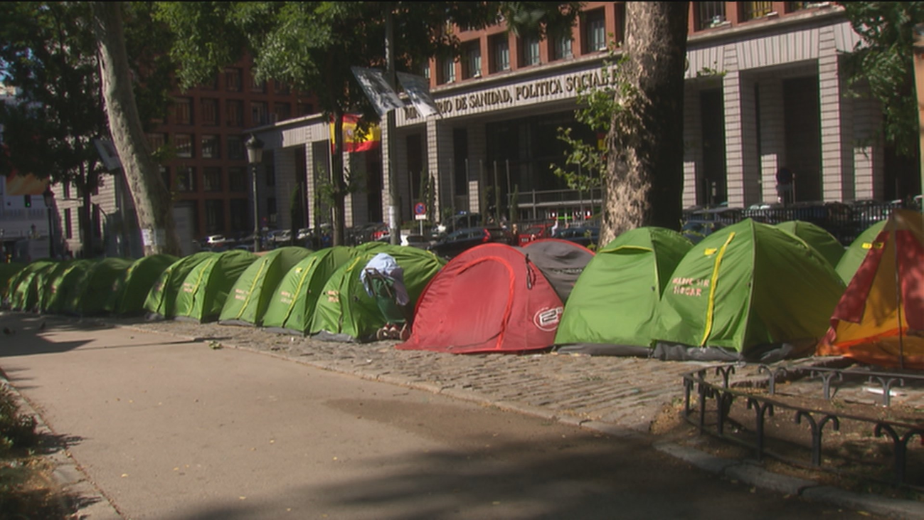 Crece la acampada de los 'sin techo' en Paseo del Prado