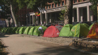 Crece la acampada de los 'sin techo' en Paseo del Prado