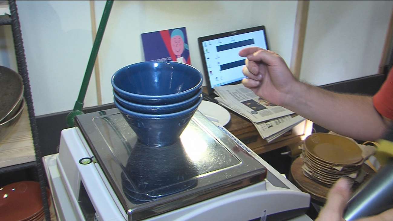 Un local vende cerámica al peso en Lavapiés