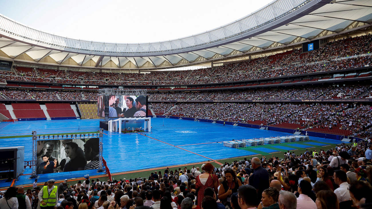 Testigos de Jehová bautizan a 400 personas en el Wanda Metropolitano