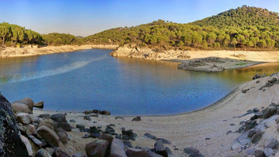 Los visitantes del Pantano de San Juan notan falta de información y control