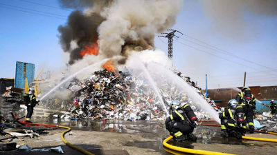 Espectacular incendio en una chatarrería de Fuenlabrada