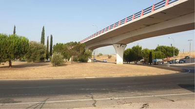 Restricciones de tráfico en la entrada a la urbanización El Bosque por trabajos de asfaltado