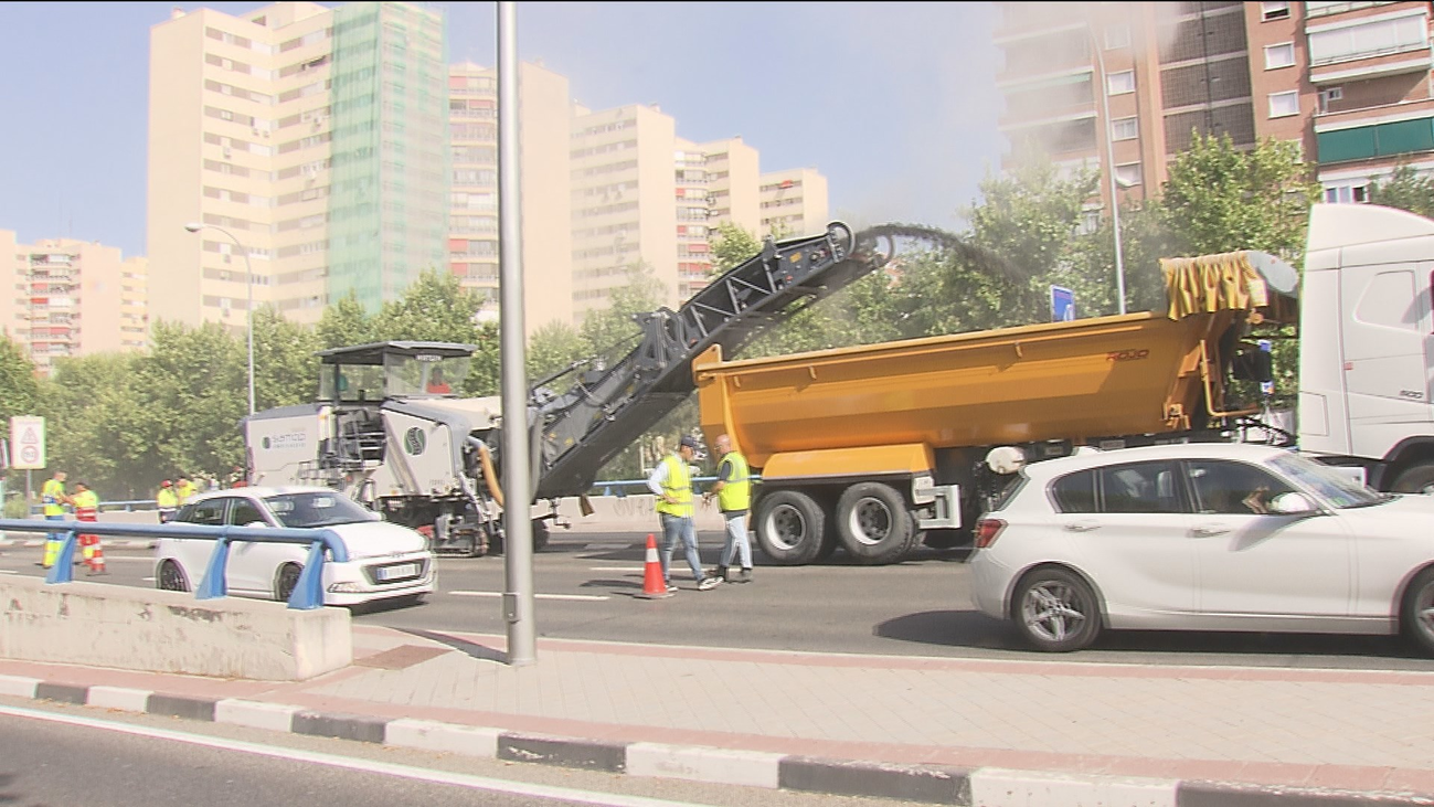 Cortes en la avenida de la Ilustración por el asfaltado de Calle 30