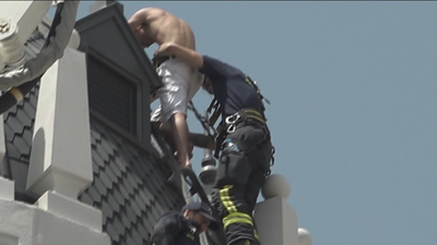 Despliegue de emergencia en la Gran Vía por la presencia de un hombre en la cúpula de un edificio