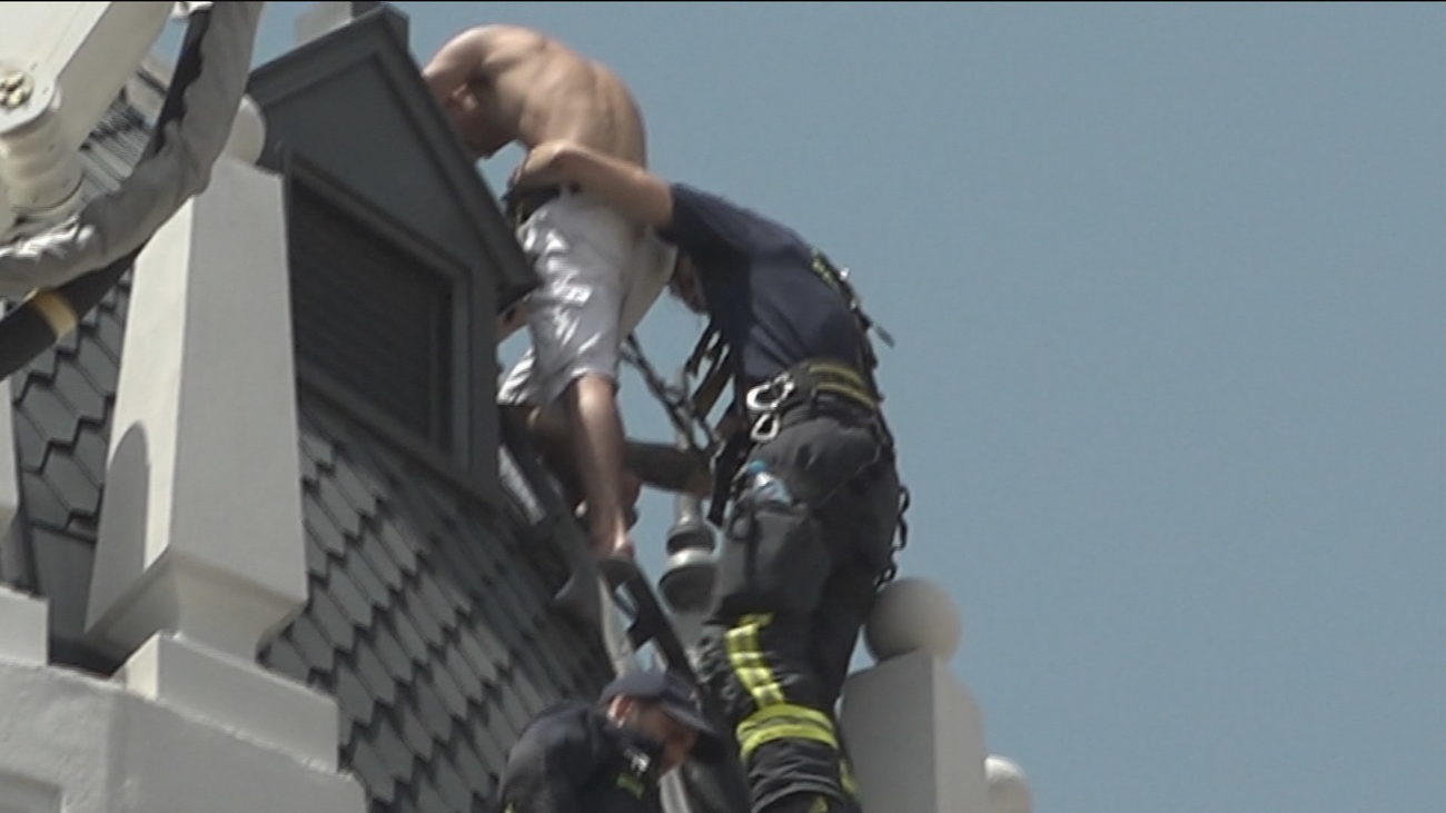 Despliegue de emergencia en la Gran Vía por la presencia de un hombre en la cúpula de un edificio