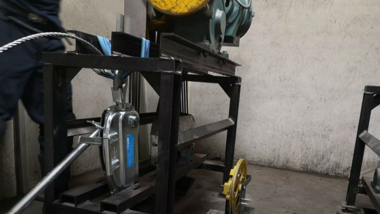 Bomberos de Fuenlabrada rescatan a cuatro personas atrapadas en un ascensor