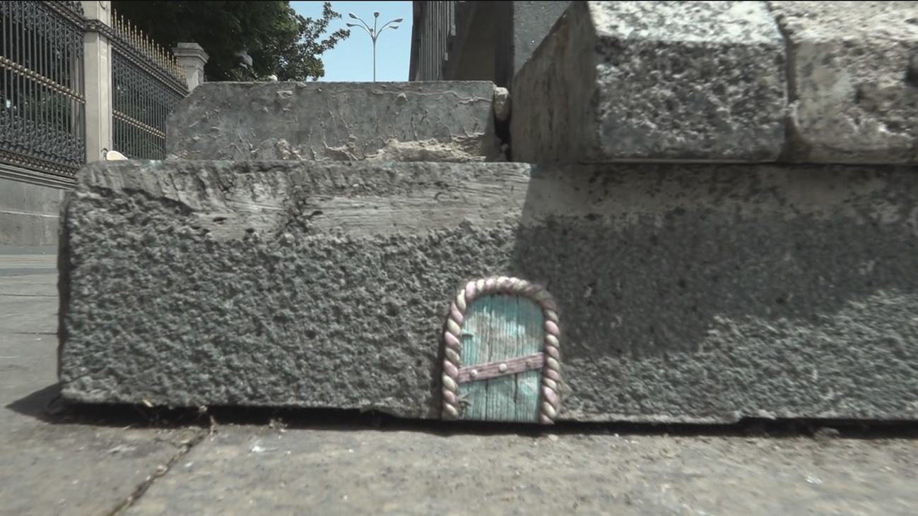 Esto es lo que se esconde tras esta curiosa puerta en el metro de Banco de España