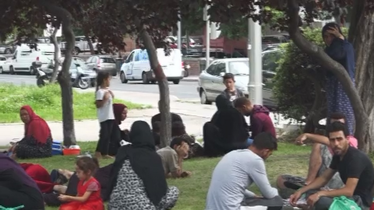 Varias familias sirias acampan junto a la mezquita de la M-30