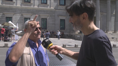 Curiosos, manifestantes y hasta un 'marciano' en el Congreso durante la investidura de Pedro Sánchez