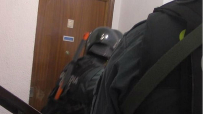 Tres detenidos por robar a punta de pistola 107.000 euros en un banco de  Villarejo de Salvanés