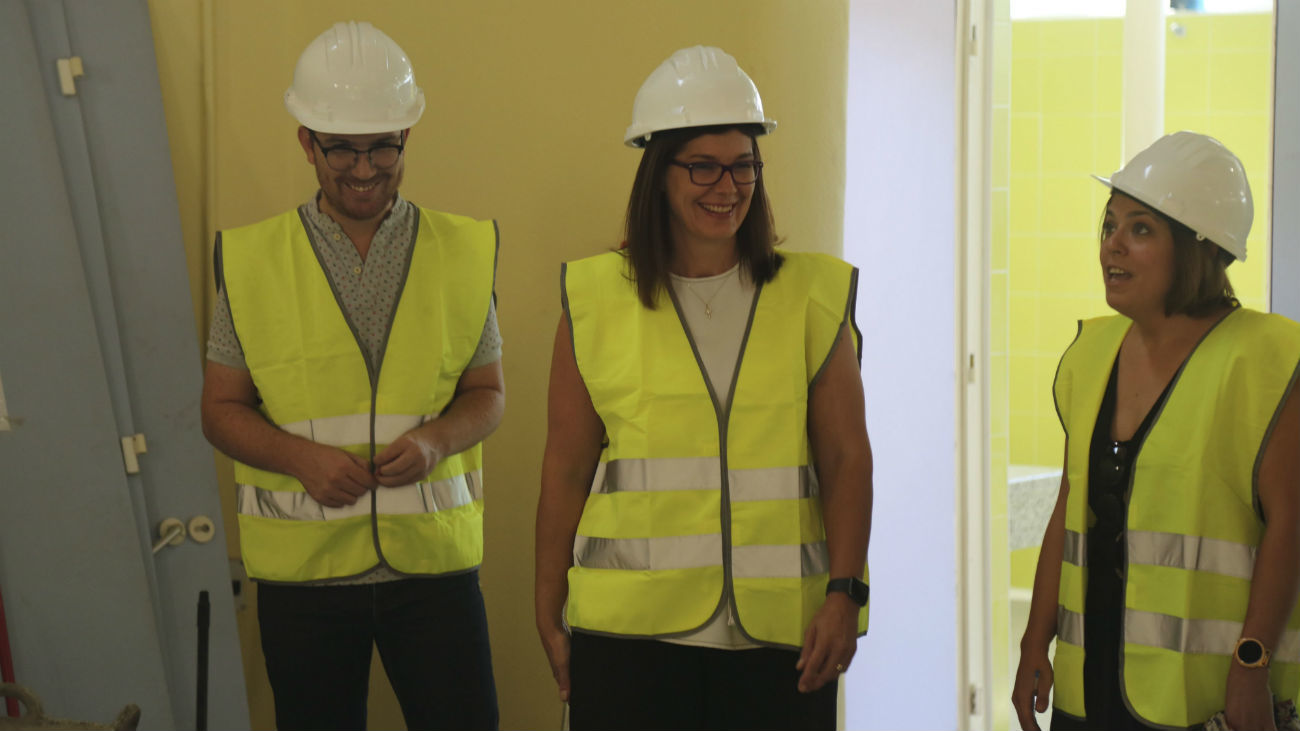 Noelia Posse, alcaldesa de Móstoles, en el centro