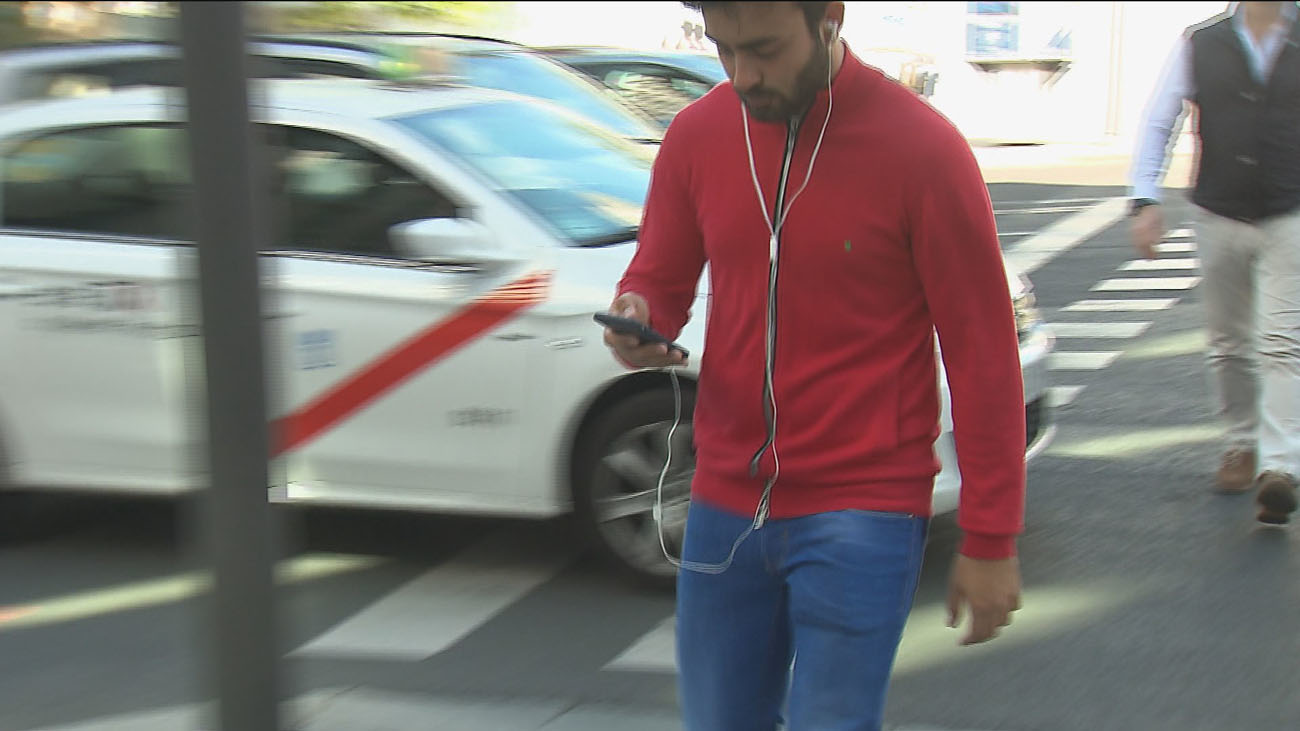 El peligro de caminar mientras chateamos