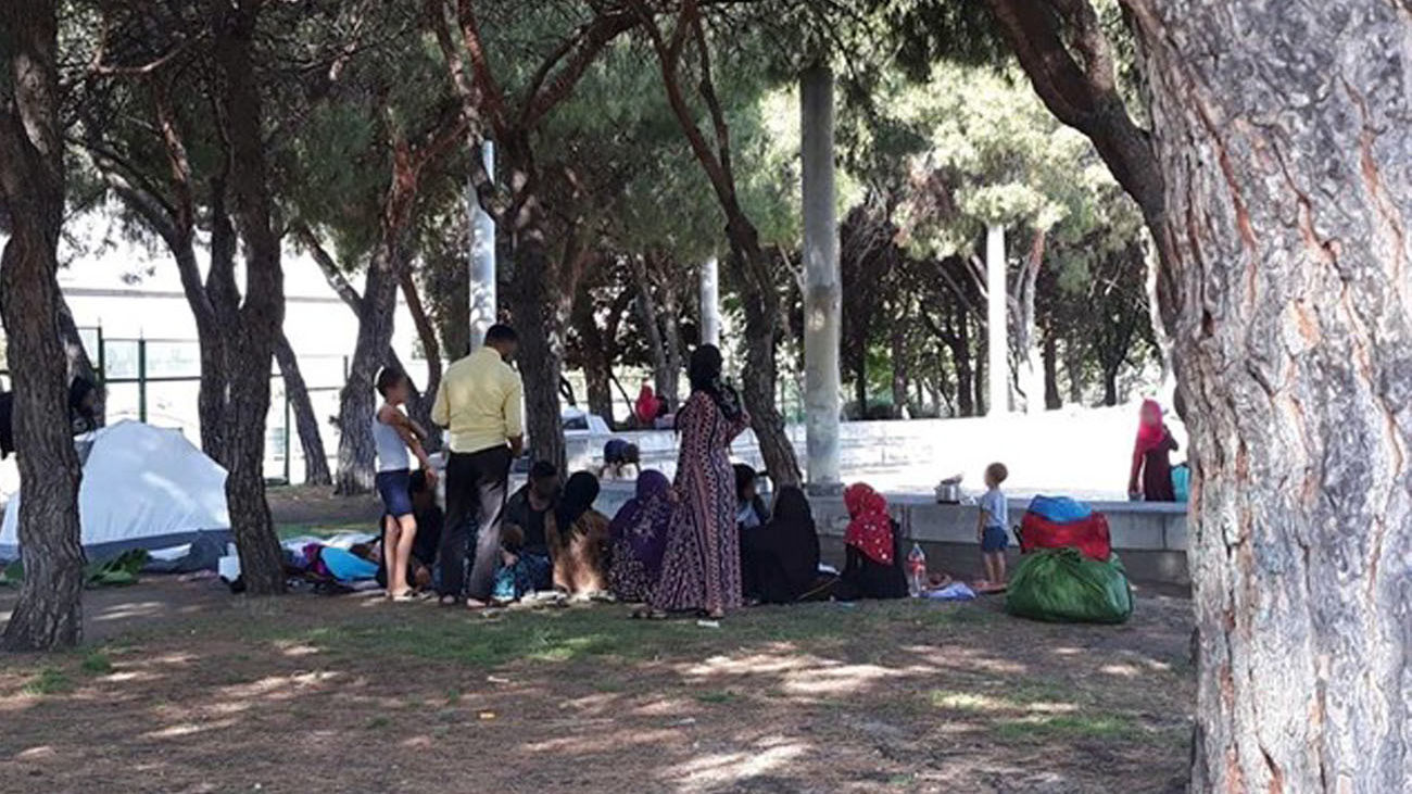 Ciudadanos de nacionalidad siria acampados frente a la mezquita de la M-30