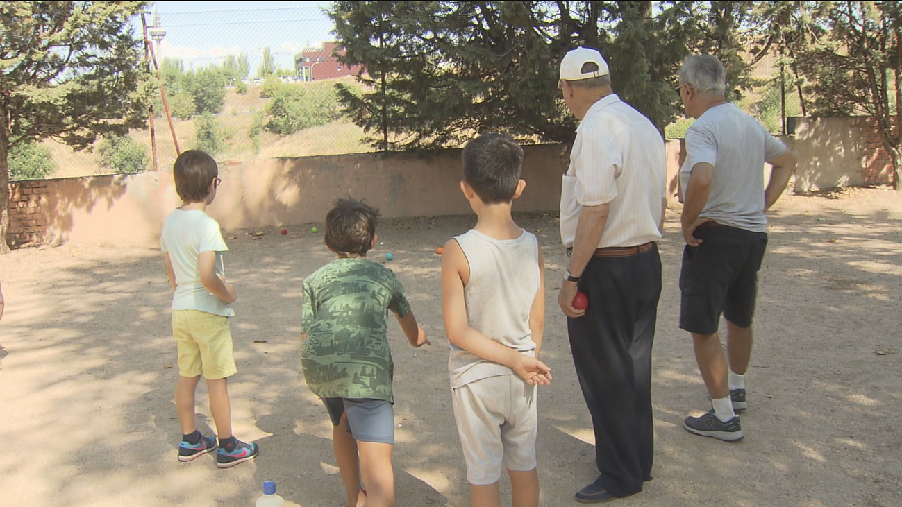 Mayores y pequeños celebran juntos  el Día de los Abuelos en Moratalaz